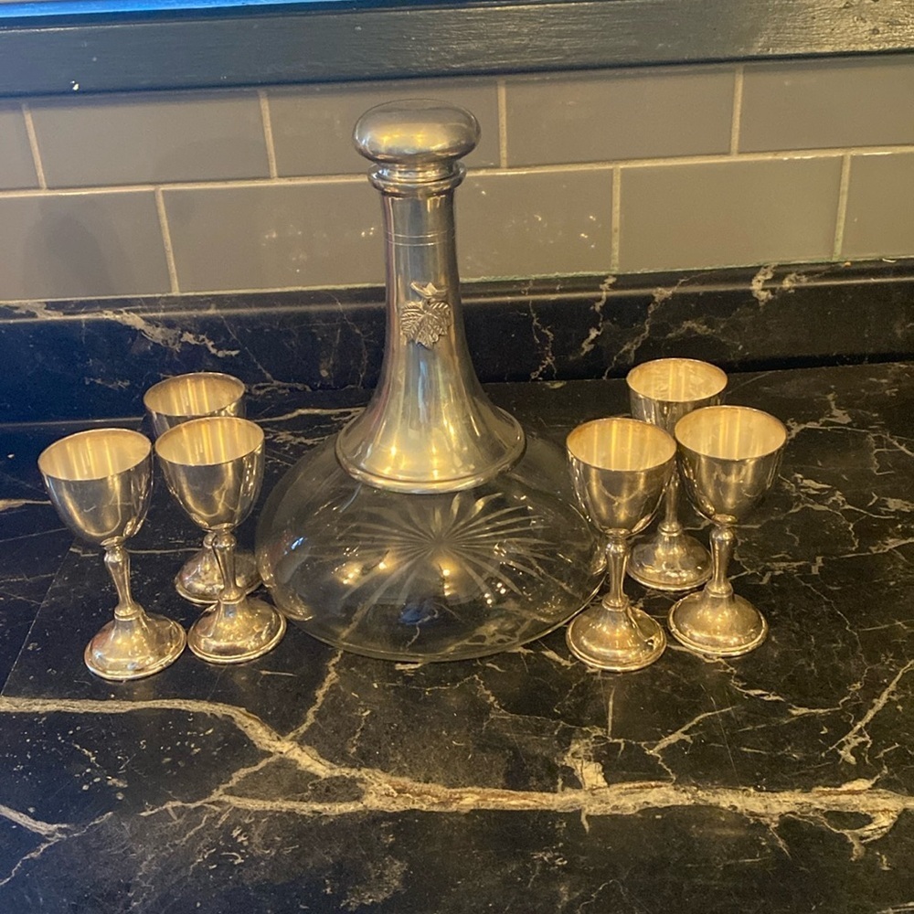 Vintage Decanter with 6 wine  glasses.